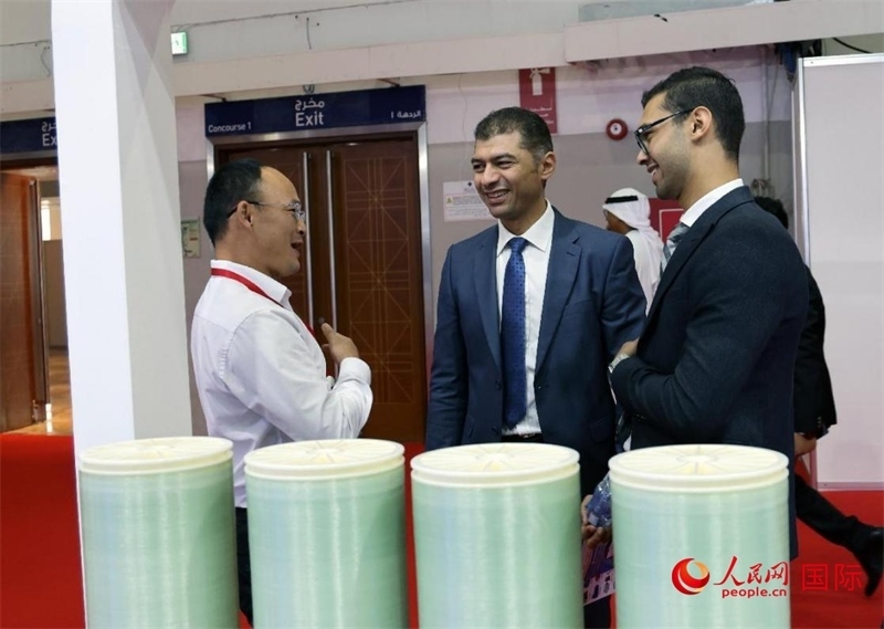 中外參展商交流。人民網(wǎng)記者管克江攝