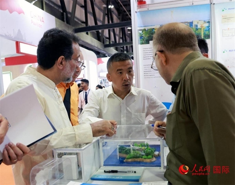 中企推出的綠色能源海水淡化系統(tǒng)吸引了參展商關(guān)注。人民網(wǎng)記者管克江攝