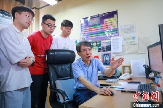 薛其坤在指導(dǎo)學生。 (受訪者供圖)