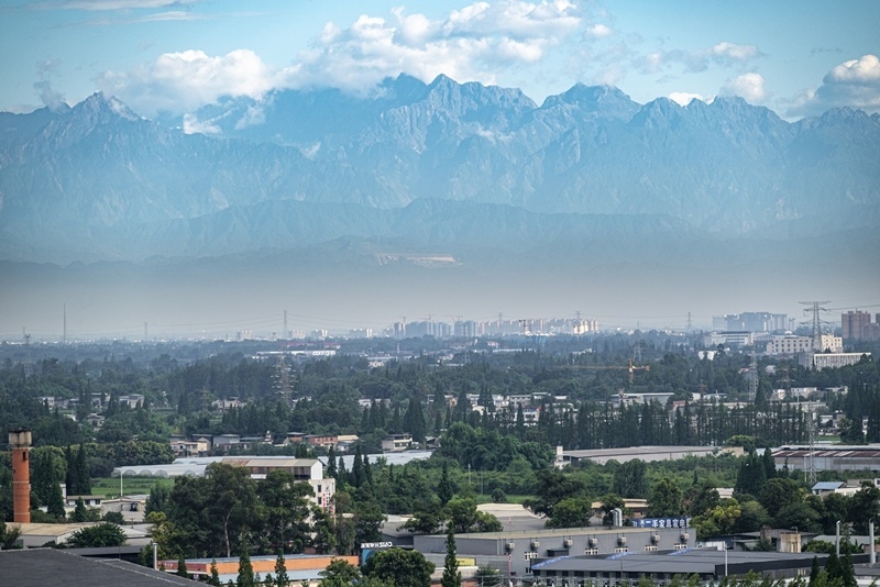 2024年7月1日，成都天氣晴好，遠(yuǎn)處雪山清晰可見。