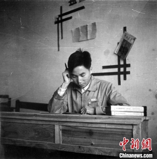 大學時期，龍樂豪在教室自習。(中國運載火箭技術研究院供圖)