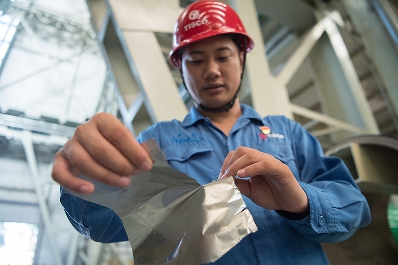 2018年8月8日，山西省太原市，太鋼不銹鋼精密帶鋼有限公司工作人員用手撕開不銹鋼。