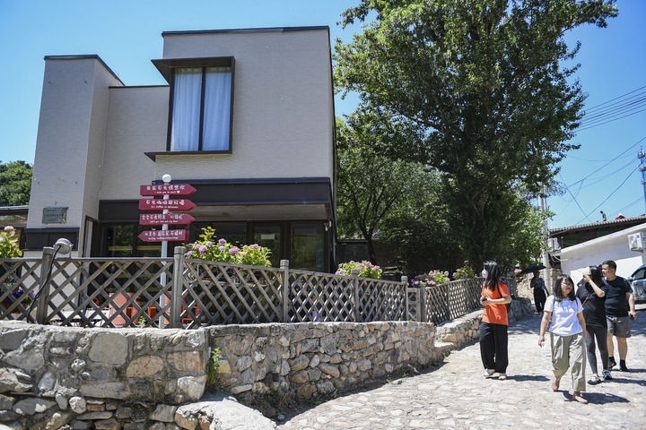 游客在北京延慶石峽村觀光（2024年6月1日攝）。新華社記者 陳鐘昊 攝