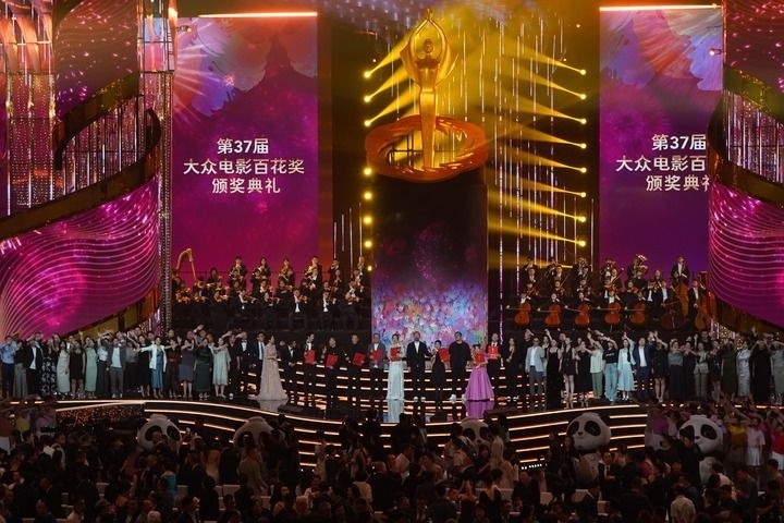 2024年8月4日，在四川成都，第37屆大眾電影百花獎獲獎?wù)吆痛蟊娫u審在舞臺上合影。新華社記者 唐文豪 攝