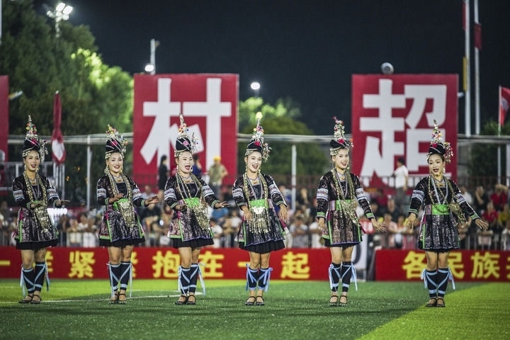 2024年9月28日，榕江縣侗族大歌隊的演員們在“村超”足球場上表演。當(dāng)日，“發(fā)現(xiàn)中國之美·相約貴州村超”國際友誼賽在貴州省黔東南苗族侗族自治州榕江縣的“村超”足球場舉行。新華社記者 陶亮 攝