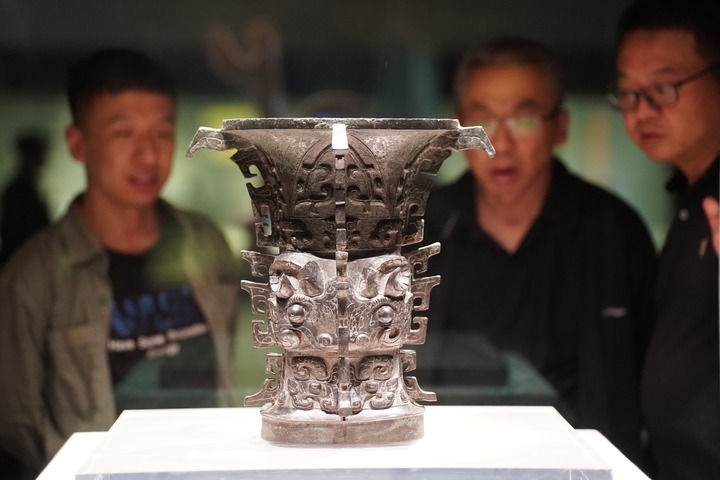 2024年5月9日，游客在陜西寶雞青銅器博物院內(nèi)參觀西周文物何尊。新華社記者 邵瑞 攝
