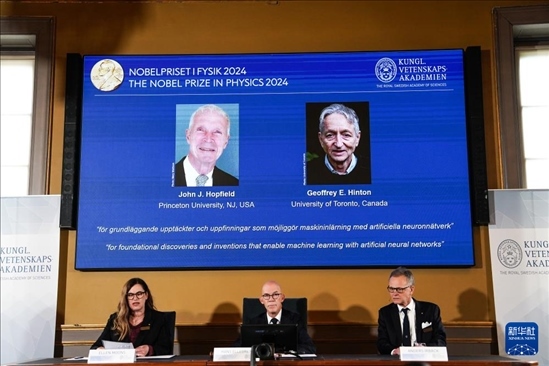 10月8日，在瑞典斯德哥爾摩舉行的2024年諾貝爾物理學(xué)獎(jiǎng)公布現(xiàn)場(chǎng)，屏幕顯示獎(jiǎng)項(xiàng)得主美國(guó)普林斯頓大學(xué)的約翰·霍普菲爾德和加拿大多倫多大學(xué)的杰弗里·欣頓。新華社記者 彭子洋 攝