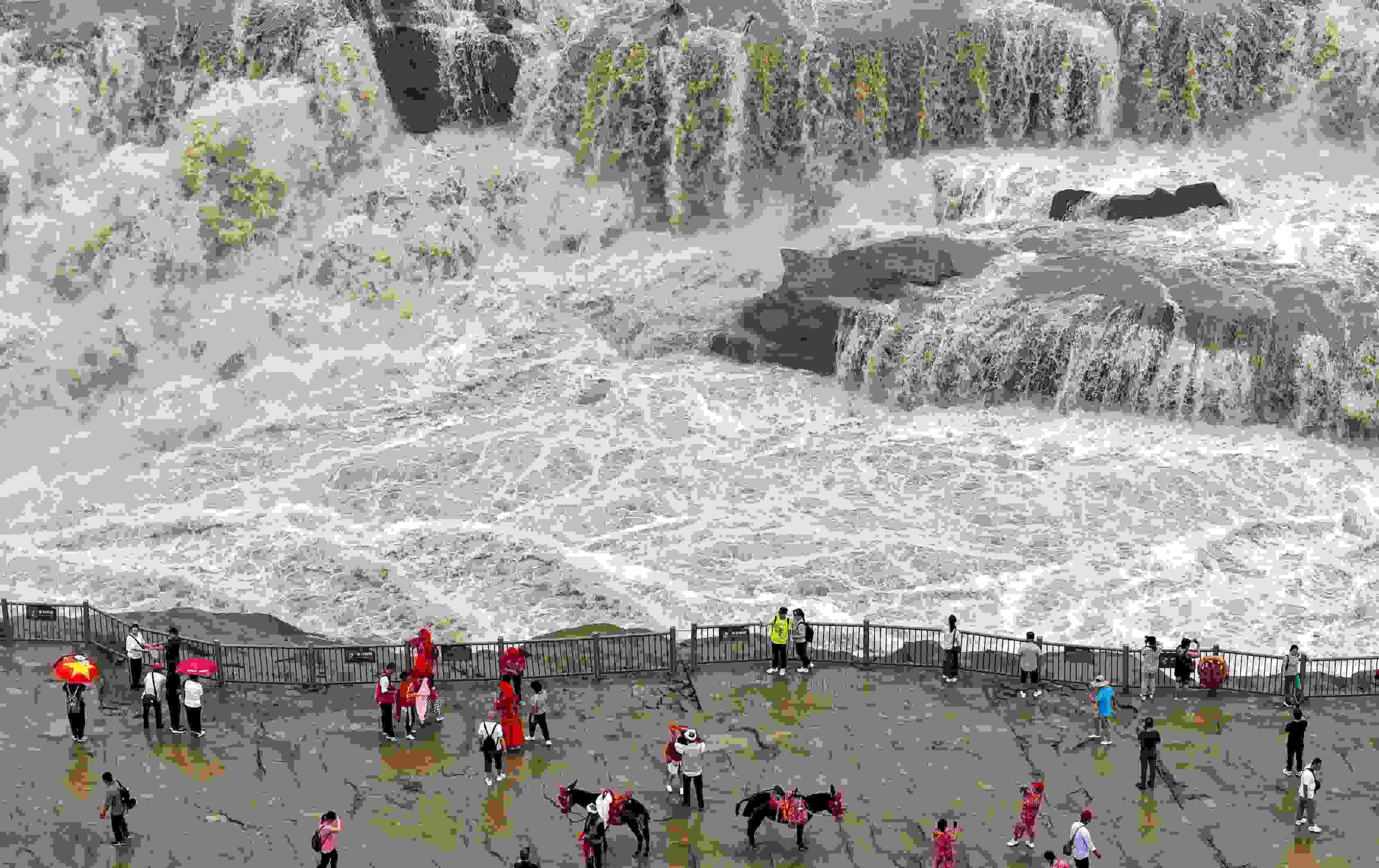 △2024年9月，游客在黃河壺口瀑布景區(qū)游覽。