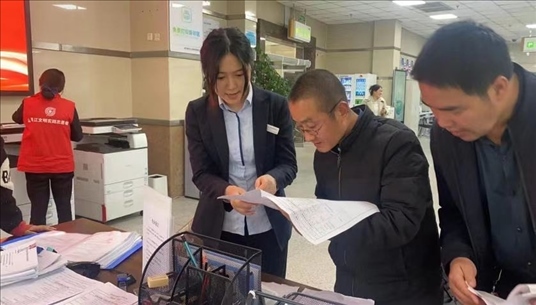 四川省成都市溫江區(qū)市場監(jiān)管局工作人員為群眾提供幫辦服務(wù)。圖片來源：人民網(wǎng)四川頻道