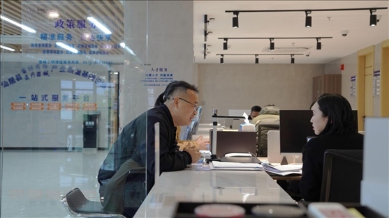 浙江省臺州市辦事群眾在政務(wù)服務(wù)中心咨詢業(yè)務(wù)辦理相關(guān)問題。圖片來源：人民網(wǎng)浙江頻道
