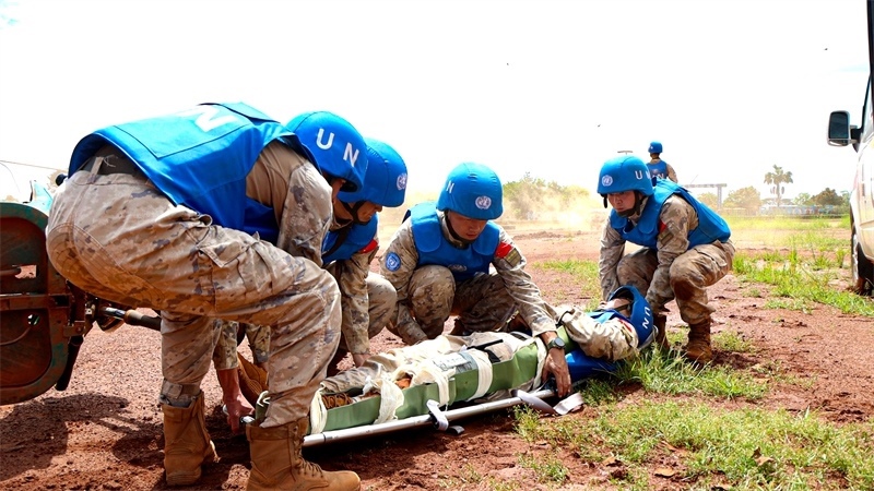 圖8-進行“傷員”轉(zhuǎn)運（馬騫攝）