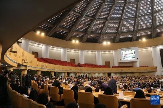 這是10月7日在伊朗首都德黑蘭拍攝的第七屆聲援巴勒斯坦兒童和青少年國際會議現(xiàn)場。新華社記者 沙達提 攝