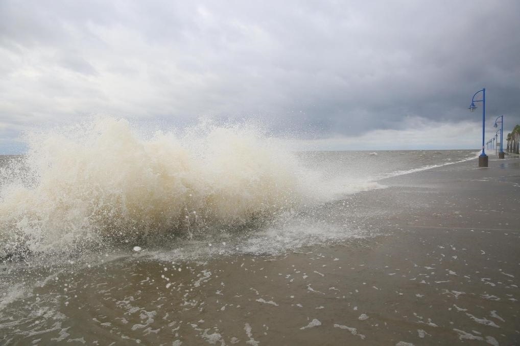 2020年9月15日，受颶風“薩莉”影響，美國路易斯安那州新奧爾良的龐恰特雷恩湖巨浪拍岸。新華社發(fā)（魏蘭攝）