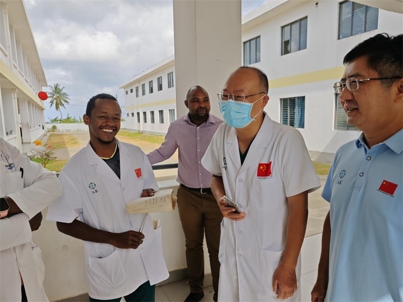 中桑醫(yī)護(hù)人員合作愉快。中國援桑醫(yī)療隊(duì) 供圖
