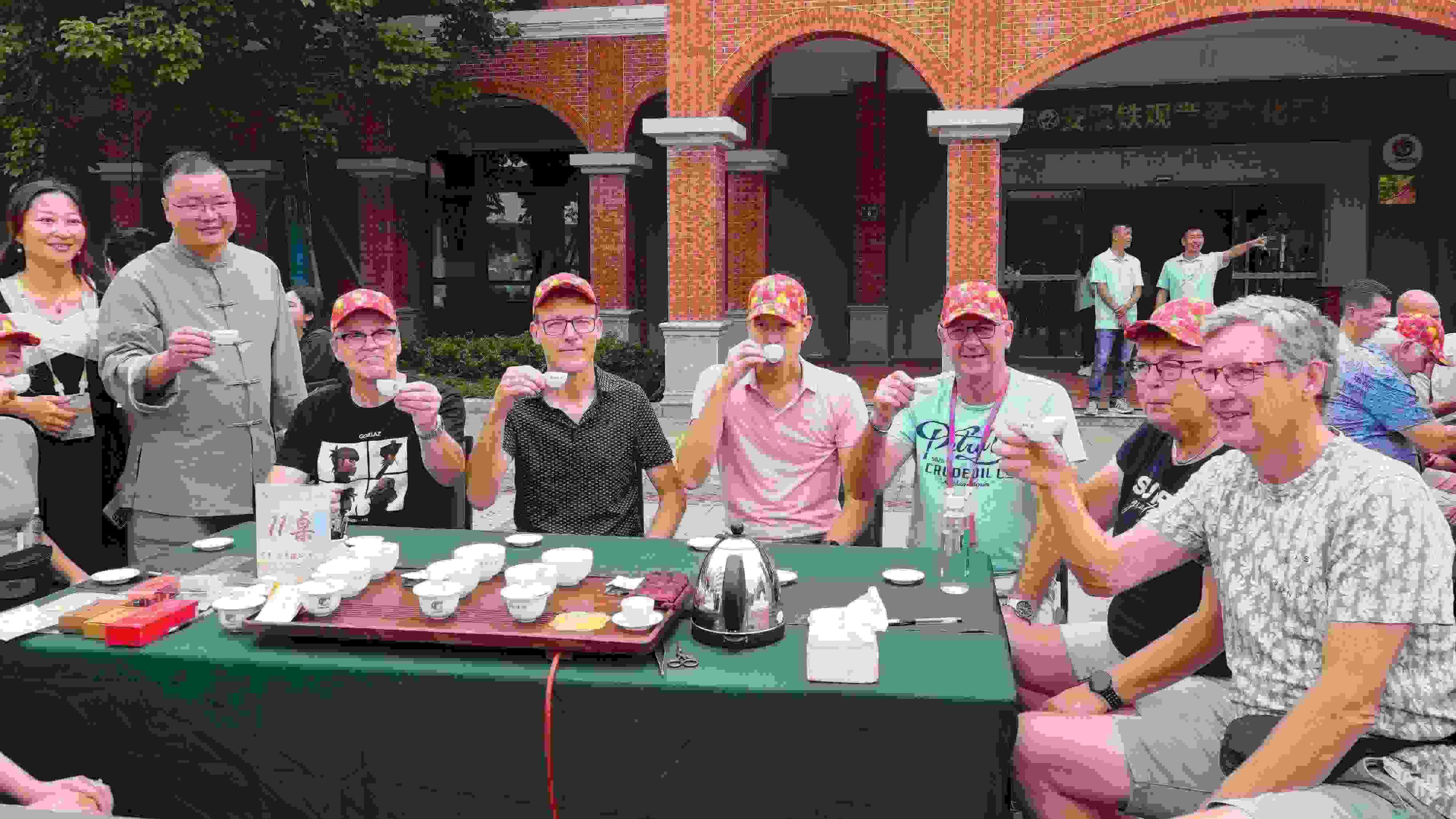 2023年10月4日，福建泉州，外國人品中國茶。