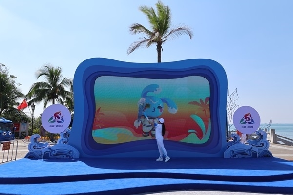 第12棒火炬手“點燃”現(xiàn)場大屏幕上運動會吉祥物“吉貝”手中的火炬。主辦方供圖