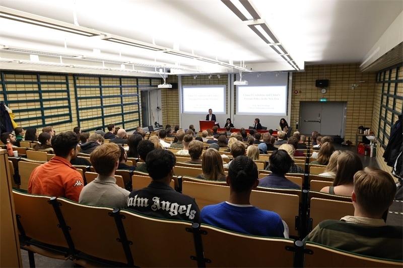 中國(guó)駐瑞典大使崔愛(ài)民訪(fǎng)問(wèn)烏普薩拉大學(xué)并發(fā)表演講。中國(guó)駐瑞典大使館供圖