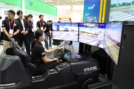 “智慧生活周”博覽會(huì)上展示的模擬駕駛系統(tǒng)。人民網(wǎng)記者 莽九晨攝