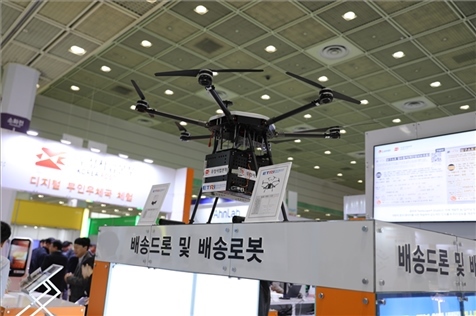 “智慧生活周”博覽會(huì)上展出的快遞無人機(jī)。人民網(wǎng)記者 莽九晨攝