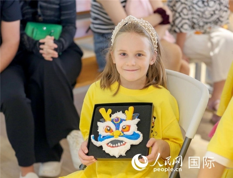 一名中文愛好者手捧生肖畫。人民網(wǎng)中東中心分社塔里克·易卜拉欣攝