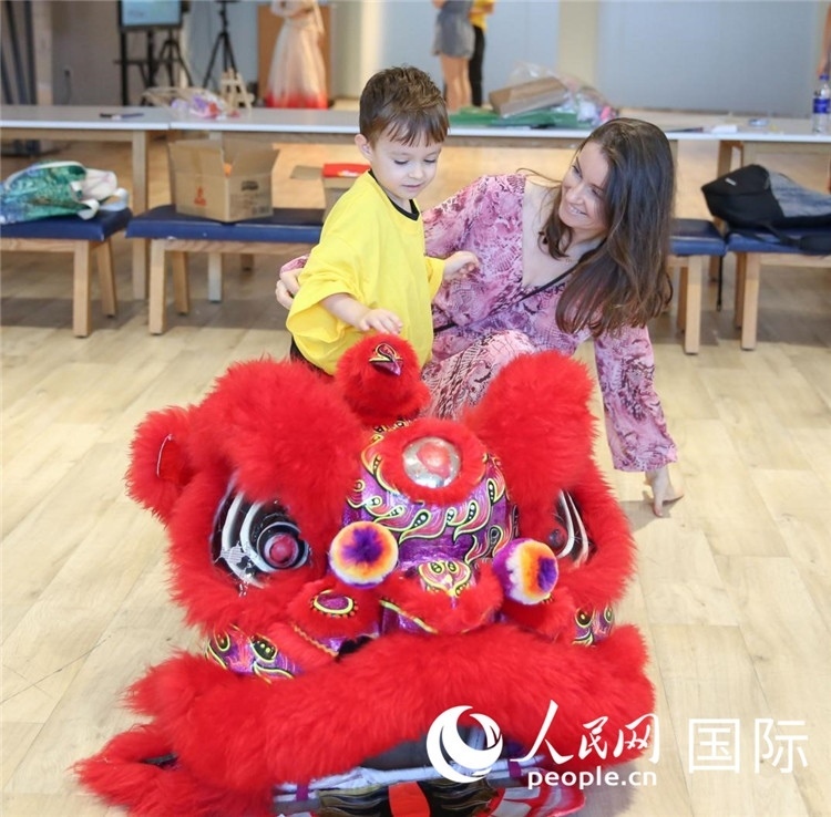 一名兒童在感受舞獅。人民網(wǎng)中東中心分社塔里克·易卜拉欣攝