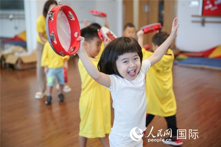 一名華裔兒童在參加音樂課程。人民網(wǎng)中東中心分社塔里克·易卜拉欣攝