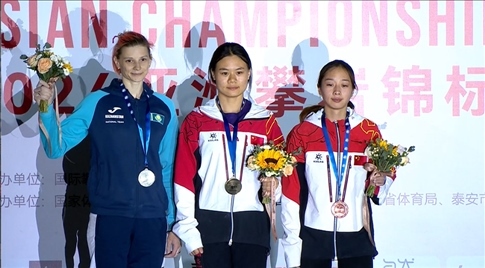 女子速度項目蒙世雪（中）奪冠，周婭菲（右）獲季軍。主辦方供圖