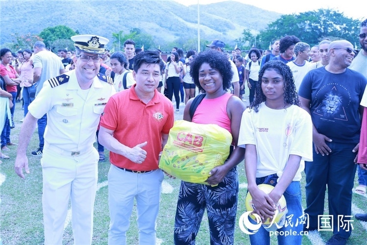 巴西中國浙江商會(huì)會(huì)長鄭俠茂向巴西貧困社區(qū)兒童及家庭捐贈(zèng)基礎(chǔ)食品籃子和足球。人民網(wǎng)記者陳海琪 攝