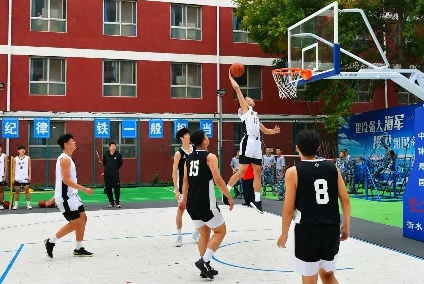 全天候室外運(yùn)動(dòng)木地板籃球場(chǎng)上精彩激烈的籃球賽。 主辦方供圖