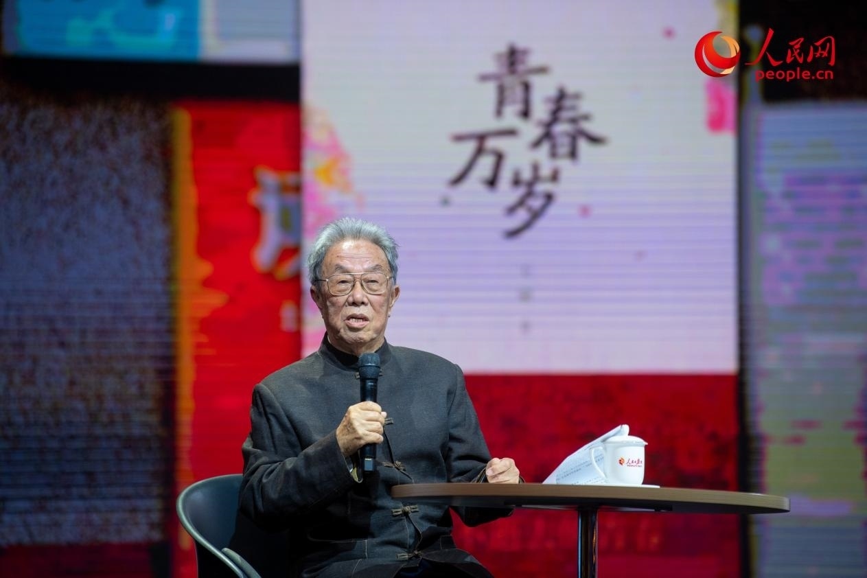 王蒙以《與時(shí)代同行 與人民同心》為題演講。人民網(wǎng)記者 翁奇羽攝