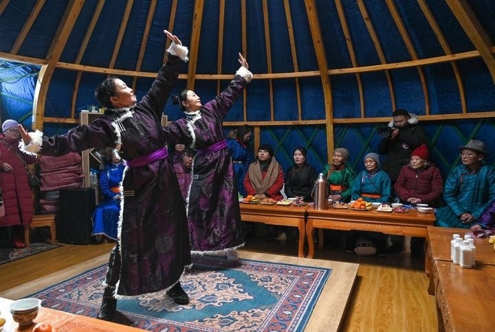 2023年12月21日，烏蘭牧騎隊員在內(nèi)蒙古阿其圖烏拉蘇木進(jìn)行舞蹈表演。