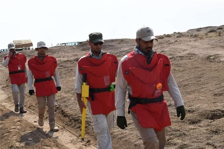 工作人員前往排雷。中國海油供圖