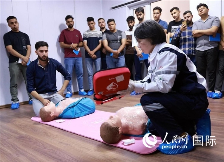 新進油田工作的伊拉克大學生在接受急救培訓。人民網(wǎng)記者管克江攝