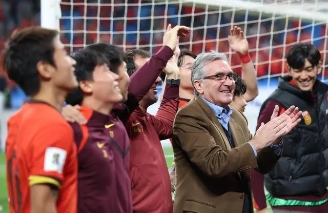 10月15日晚，國足主教練伊萬科維奇（前右）賽后向觀眾致意。新華社記者 胡星宇攝