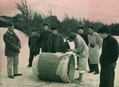 谷文昌（左一）與工程技術(shù)人員解決地下水供給（資料照片）。谷文昌帶領(lǐng)群眾修建了22座水庫(kù)和705處永久性水利工程，緩解了東山縣水資源極度缺乏的難題。