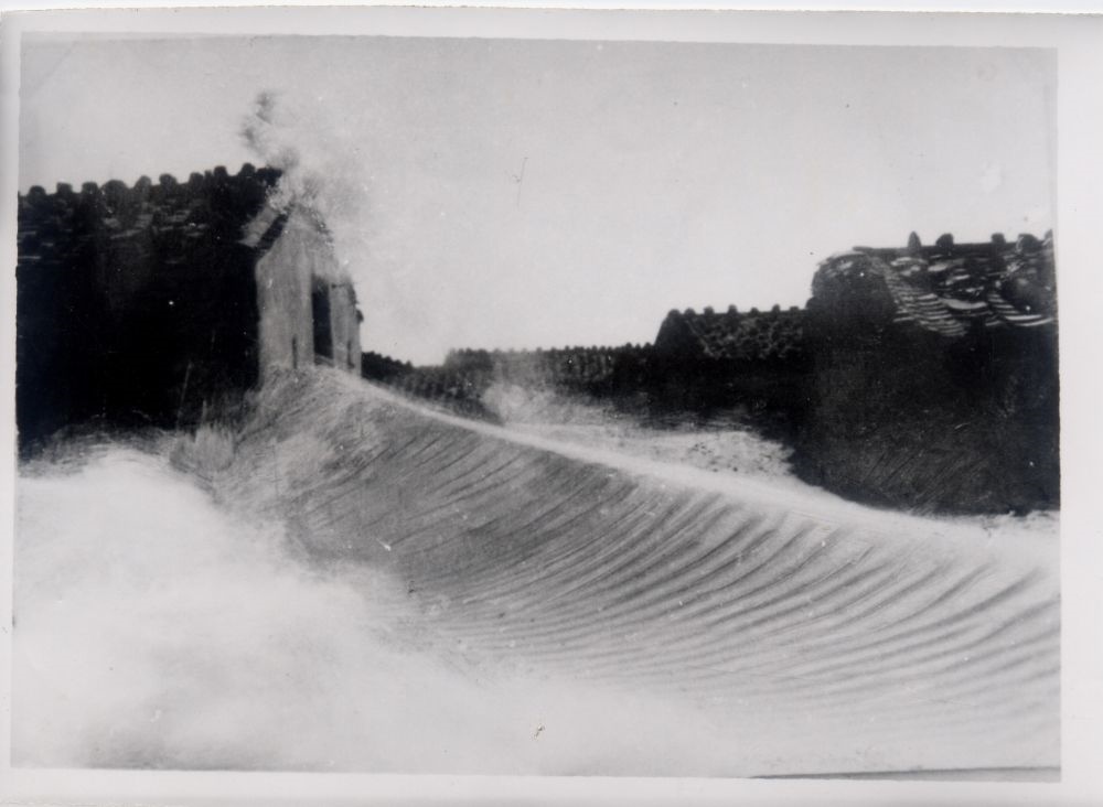 昔日的東山島風(fēng)沙掩埋部分村民村舍（資料照片）。