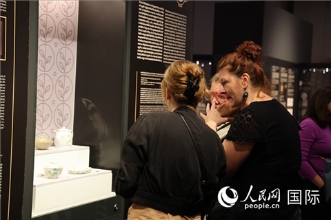 嘉賓參觀展覽。人民網(wǎng)記者 禹麗敏攝