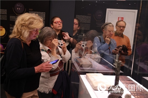 嘉賓參觀展覽。人民網(wǎng)記者禹麗敏 攝。