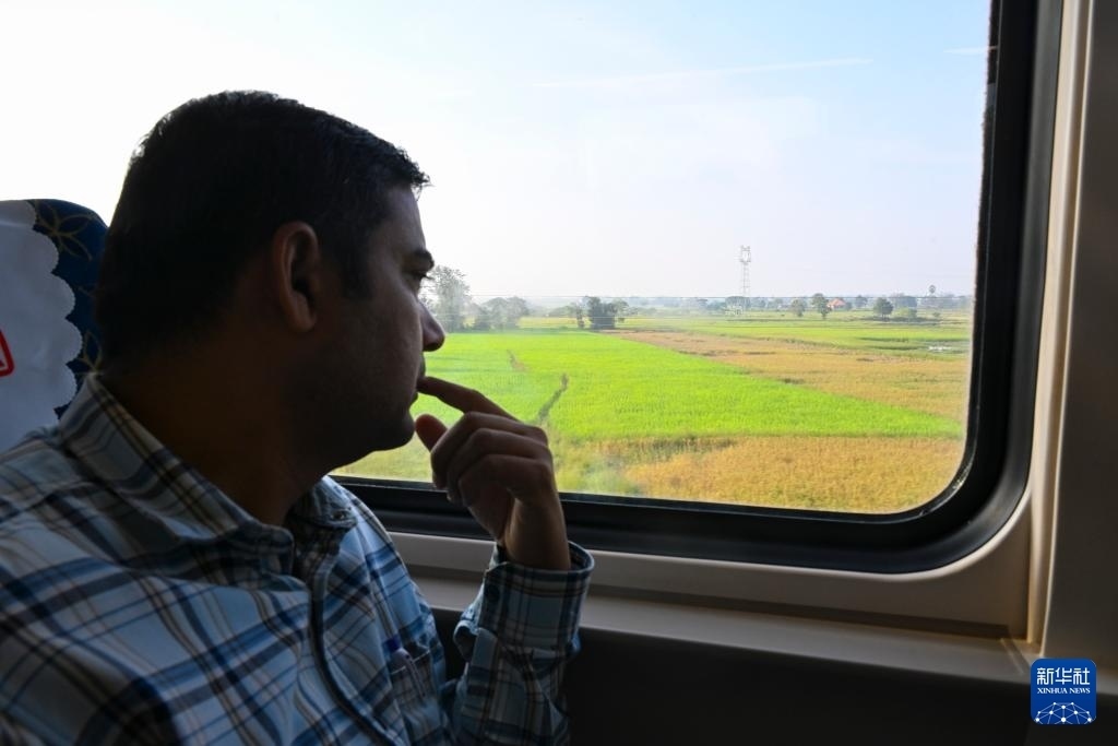 這是10月12日在老撾拍攝的中老鐵路C98列車上的一名乘客。新華社記者 程一恒 攝