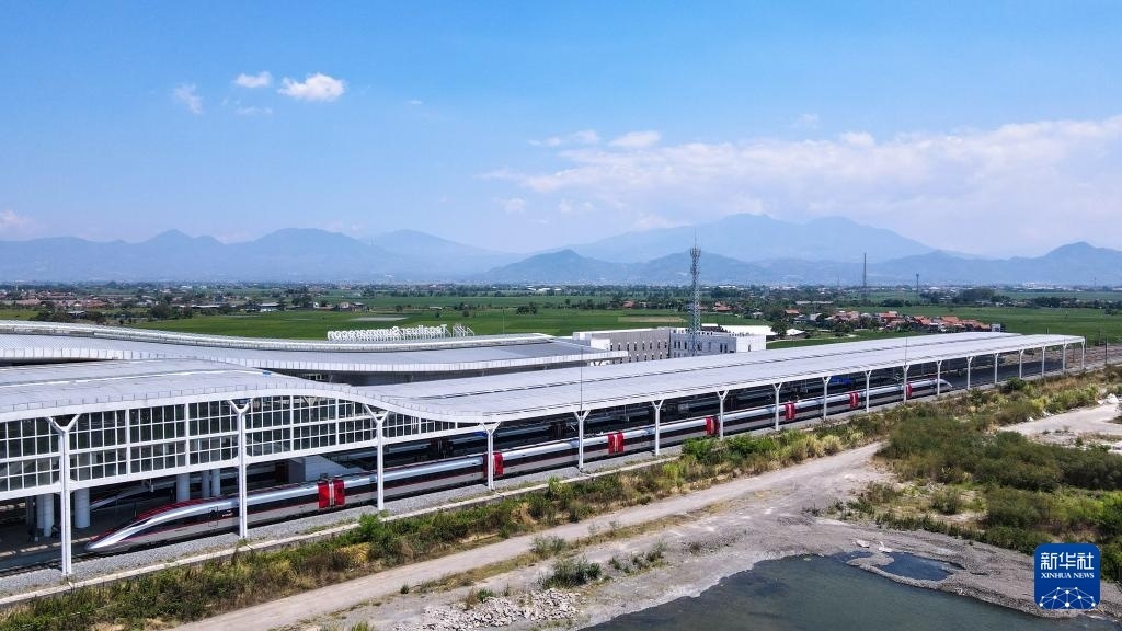 9月13日，在印度尼西亞萬(wàn)隆德卡魯爾站，雅萬(wàn)高鐵高速動(dòng)車組列車停靠在站臺(tái)上（無(wú)人機(jī)照片）。新華社記者 徐欽 攝