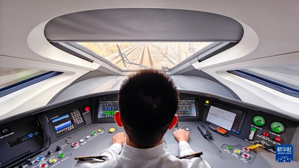 9月12日，司機(jī)駕駛高速動(dòng)車組列車行駛在雅萬(wàn)高鐵上（手機(jī)照片）。新華社記者 徐欽 攝