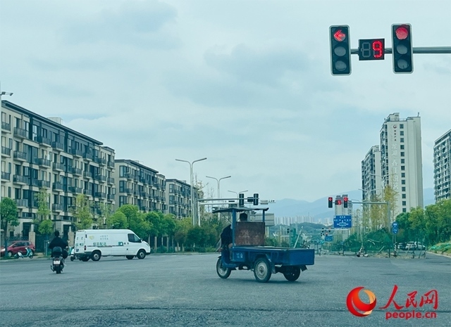 長(zhǎng)富大道與文化中心東路三岔路口車輛混行（9月19日拍攝）。人民網(wǎng)記者 帥筠攝