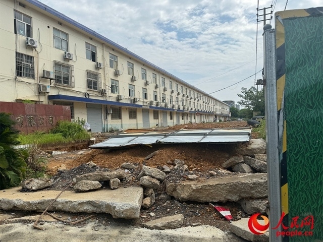 長(zhǎng)富大道北側(cè)輔路在進(jìn)行強(qiáng)電遷改項(xiàng)目。人民網(wǎng)記者 邱燁攝