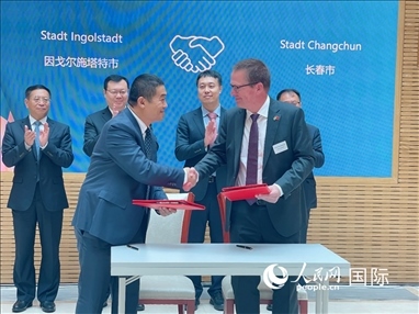 （10月16日，第十屆巴伐利亞中國日在慕尼黑舉行。圖為簽約儀式現(xiàn)場。人民網(wǎng)記者劉赫攝）