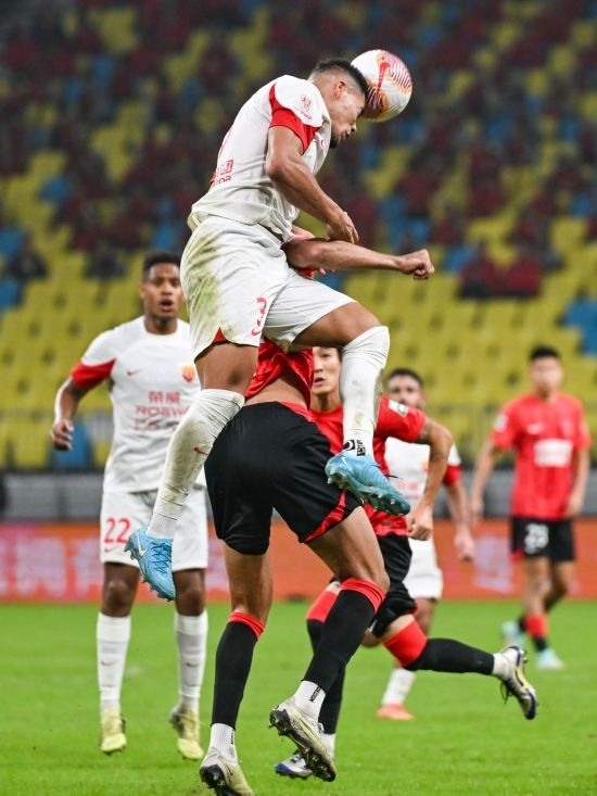 10月18日，上海海港隊球員蔣光太（上）在比賽中和成都蓉城隊球員費利佩（下）爭頂。新華社記者 王曦 攝