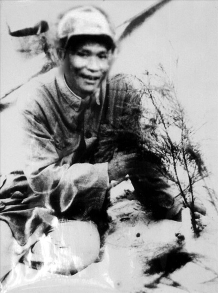 谷文昌與試種成活的木麻黃（資料照片）。