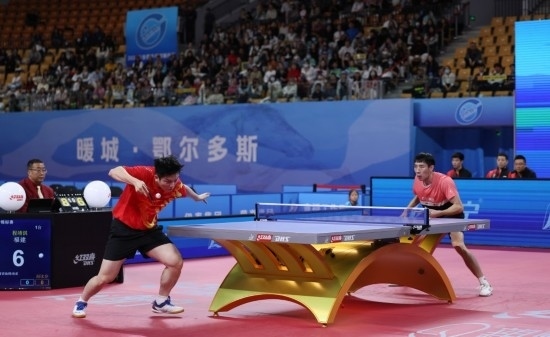 10月18日，上海隊選手樊振東（左）在單打比賽中發(fā)球。他3:2戰(zhàn)勝福建隊選手程靖淇。新華社記者 王楷焱 攝