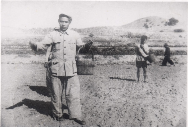 谷文昌（左）在田間與農(nóng)民一起勞動（資料照片）。