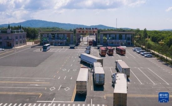 2019年6月22日，往返于中國(guó)和俄羅斯的貨車(chē)在中俄琿春口岸前排隊(duì)等待通關(guān)（無(wú)人機(jī)照片）。