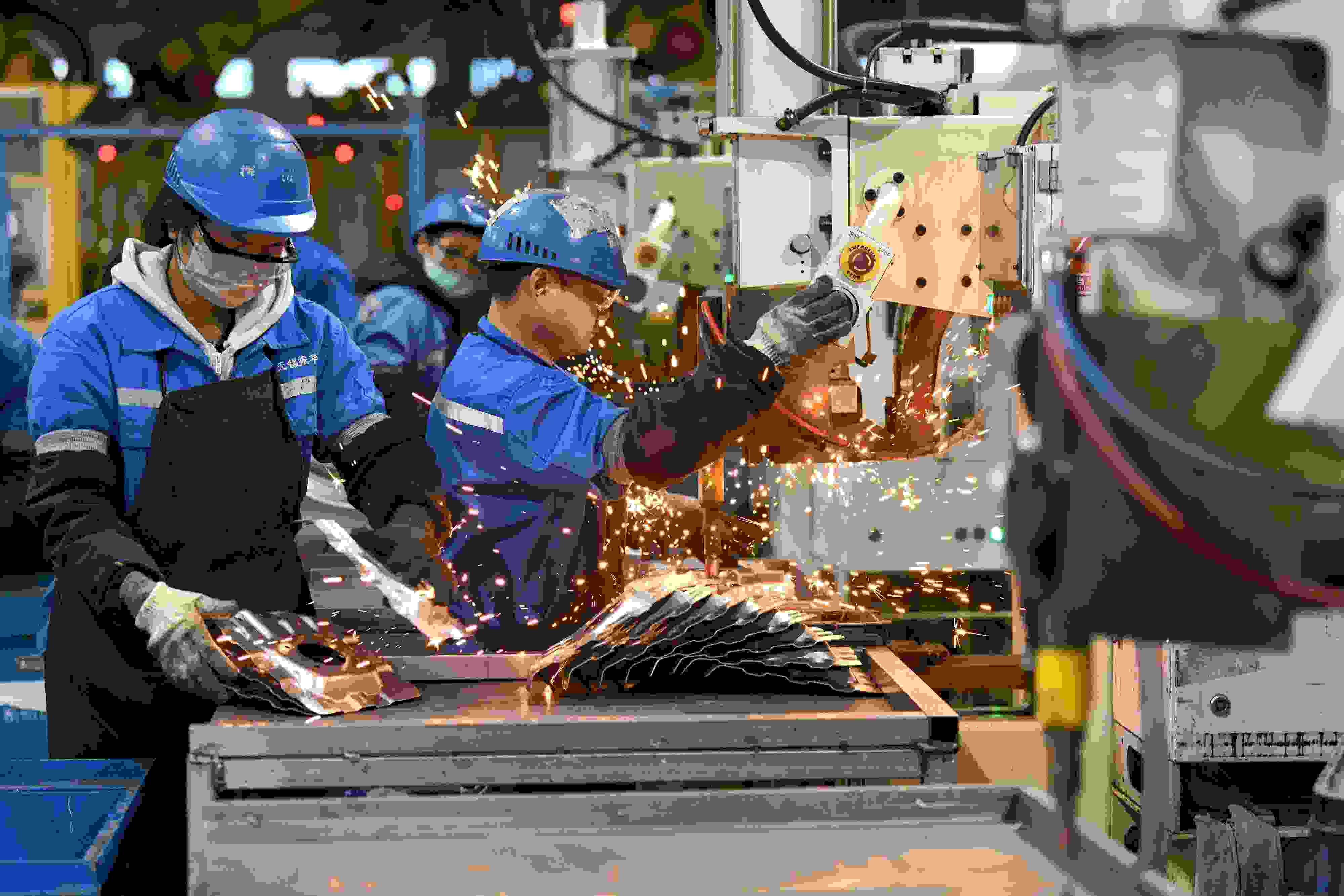 2023年2月7日，福建省寧德市蕉城區(qū)一家汽車零部件生產(chǎn)企業(yè)的生產(chǎn)線上一派繁忙景象。